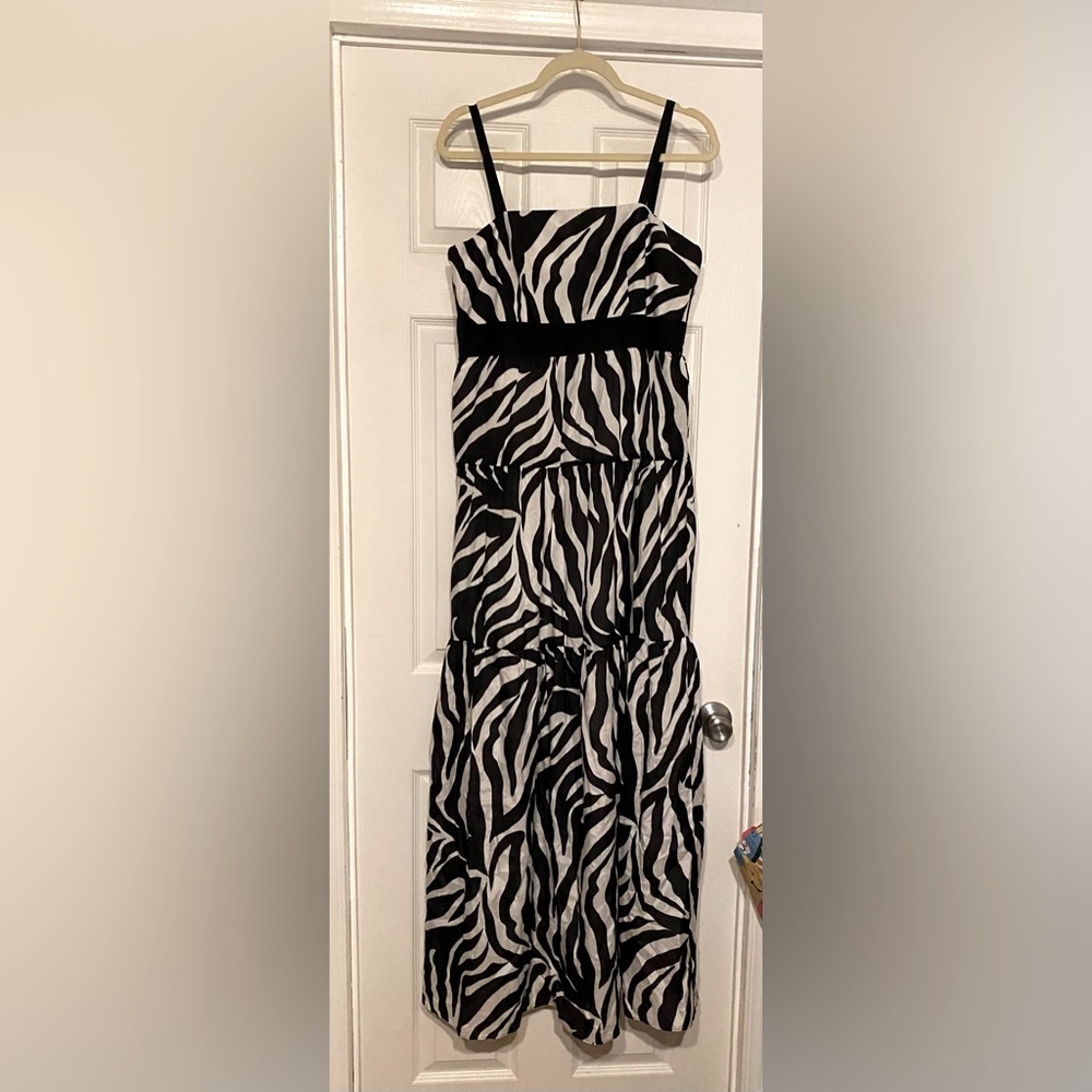 Doncaster black and white dress